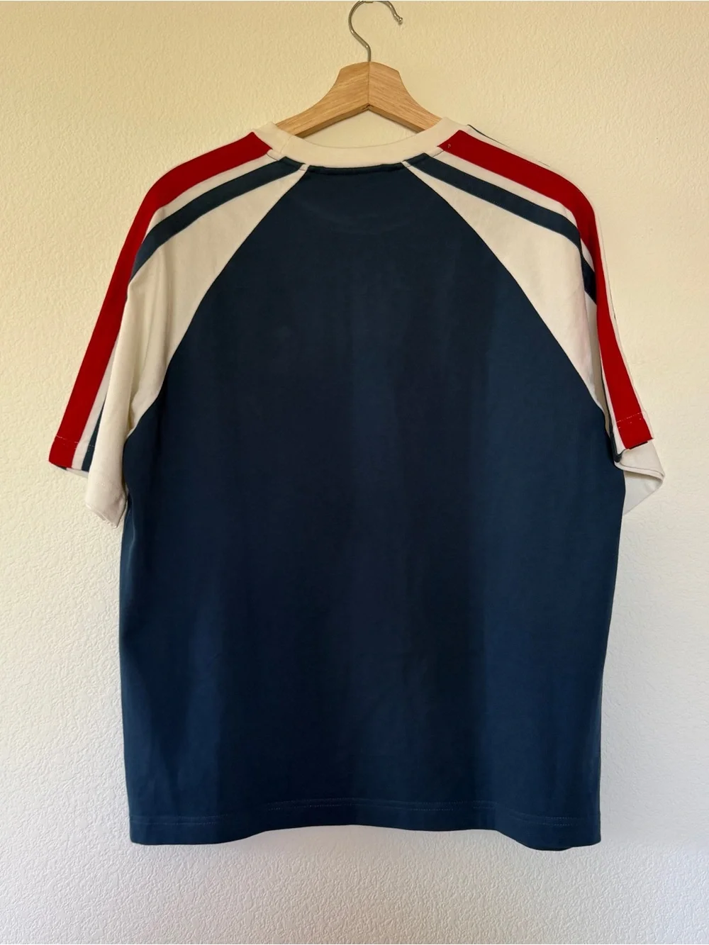 Gucci Men's Navy and White Raglan Logo T-Shirt size Medium